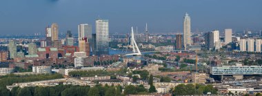 Sabahın köründe Hollanda şehri Rotterdam üzerinde insansız hava aracı panoraması