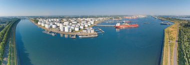Port Rotterdam 'dan gündüz vakti büyük nakliye gemileriyle panoramik dron görüntüsü