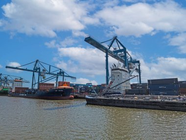 Liman Rotterdam 'dan gündüz vakti nakliye gemileriyle panoramik resim