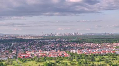 Frankfurt ufuk çizgisi ve havaalanı olan Ren-Main 'deki Moerfelden-Walldorf adlı küçük Alman kasabasının insansız hava aracı hızlandırılmış videosu.