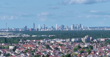 Moerfelden-Walldorf şehrinin klibi Frankfurt silueti ve havaalanı gündüz arkaplanında