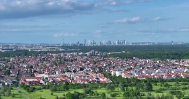 Moerfelden-Walldorf şehrinin klibi Frankfurt silueti ve havaalanı gündüz arkaplanında