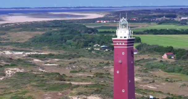 Drone Shot Ouddorp Világítótorony Hollandiában Környező Dűne Táj Nyáron — Stock videók