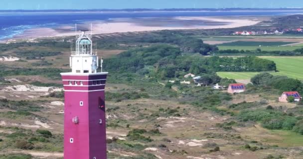 Drohnenaufnahme Vom Leuchtturm Ouddorp Den Niederlanden Mit Umgebender Dünenlandschaft Sommer — Stockvideo
