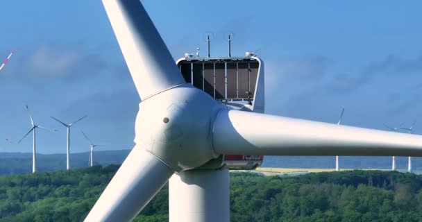 Беспилотник Видео Большой Ветряной Электростанции Генерирующей Возобновляемые Источники Энергии Германии — стоковое видео