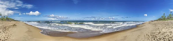 昼間のバハイアのブラジル地域の砂漠のビーチのパノラマ画像 — ストック写真