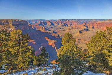 Arizona 'da gündüz vakti mavi gökyüzü olan Büyük Kanyon' da panorama resmi