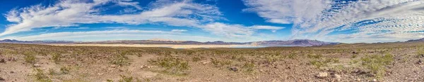 昼間の砂漠を囲むパウエル湖のパノラマビュー — ストック写真