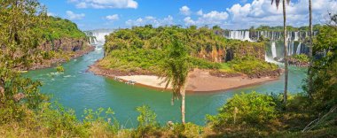 Brezilya 'da gündüz vakti gerçekleşen etkileyici Iguacu şelaleleri üzerindeki panoramik görüntü