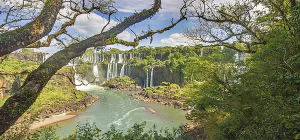 Panoramiczny Obraz Imponującego Wodospadu Iguacu Brazylii Ciągu Dnia — Zdjęcie stockowe