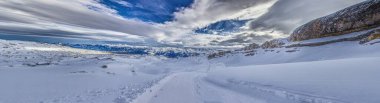 Avusturya 'da Kleinwalsertal Vadisi' ndeki Ifen kayak merkezindeki kayak pistinin panoramik görüntüsü