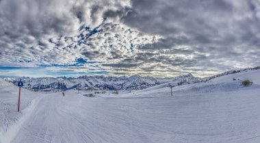 Avusturya 'da Kleinwalsertal Vadisi' ndeki Ifen kayak merkezindeki kayak pistinin panoramik görüntüsü