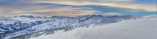 奥地利Kleinwalsertal山谷Ifen滑雪胜地日间滑雪场全景图像 — 图库照片