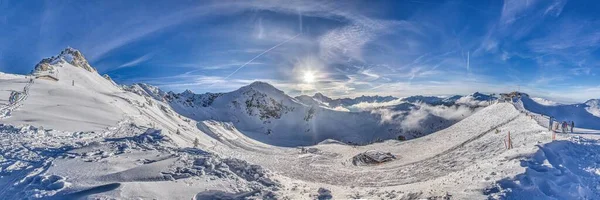 昼間のオーストリアのクラインツァルツァルタ渓谷のカンツェルヴァンスキーリゾートのスキー場のパノラマ画像 — ストック写真