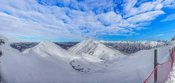 昼間のオーストリアのクラインツァルツァルタ渓谷のカンツェルヴァンスキーリゾートのスキー場のパノラマ画像 — ストック写真