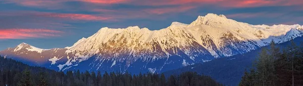 冬日落日下奥地利高原周围山脉形成的全景图像 — 图库照片