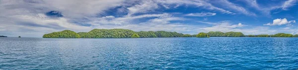 昼間のパラオの熱帯島へのターコイズブルーウォーターのパノラマビュー — ストック写真