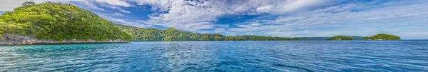 白天从蓝绿色水面俯瞰帕劳热带岛屿的全景 — 图库照片