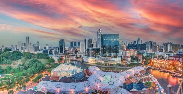 다스크에서 Clark Quay 엔터테인먼트 지구와 싱가포르 스카이라인의 파노라마 — 스톡 사진
