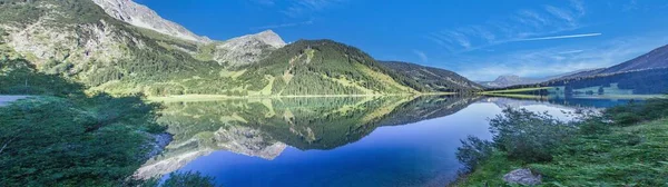 낮에는 오스트리아 Tannheimer Tal 계곡의 Vilsalpsee 호수의 파노라마 — 스톡 사진