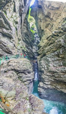 Gündüz vakti Bavyera Alplerinde Breitachklamm boğazının dikey panoramik görüntüsü