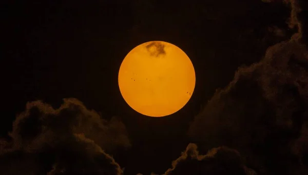 Obraz Słońca Wyraźnie Widocznymi Plamami Słonecznymi Lecie 2023 — Zdjęcie stockowe