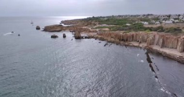 Yaz aylarında Praia do Arrifes plajı yakınlarındaki Algarve uçurumlarında insansız hava aracı videoları.