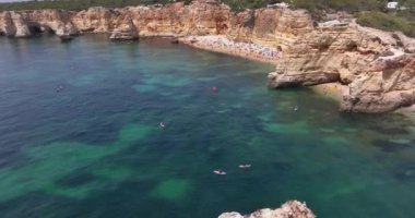 Yaz aylarında Praia do Marinha plajı yakınlarındaki Algarve uçurumlarında insansız hava aracı videoları.