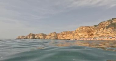 Yaz aylarında Praia do Marinha plajı yakınlarındaki Algarve uçurumlarında insansız hava aracı videoları.