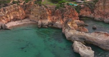 Yaz mevsiminde Praia do Prainha plajı yakınlarındaki Algarve uçurumlarında insansız hava aracı videosu