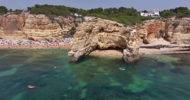 Drone Video Algarve Kliffen Bij Praia Marinha Strand Overdag Zomer — Stockvideo