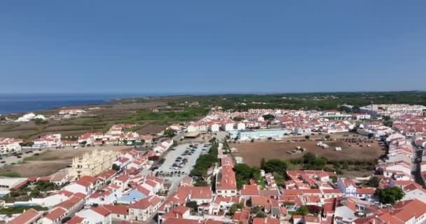 昼間のポルトガルの沿岸町ベイロモンテヴィストソとリオミラを飛行するドローン — ストック動画