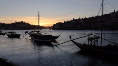 Yaz akşamları Porto 'daki Douro nehrinin üzerinde kameralar dönüyor.