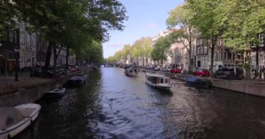 2023 yazında Hollanda metropolü Amsterdam 'da tipik bir kanal üzerine video.