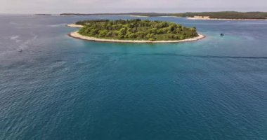 Yaz aylarında İstriya 'da Pula' nın önündeki Brijuni adaları üzerinde insansız hava aracı tepsisi