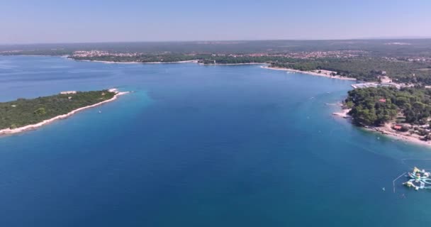 Drone Pan Atas Pulau Brijuni Depan Pula Istria Selama Siang — Stok Video