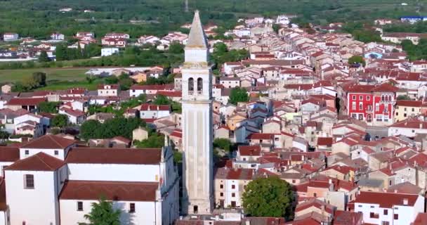 Drone Vídeo Histórica Cidade Croata Voznjan Ístria Com Torre Sineira — Vídeo de Stock