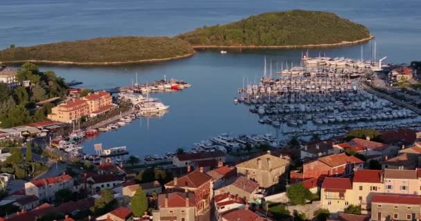 白天从教堂钟楼拍摄的克罗地亚海港城市弗尔萨尔在Limski Fjord上的无人机录像 — 图库视频影像