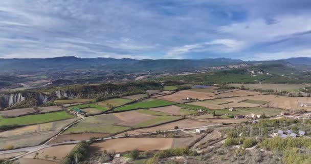 Drone Pan Sobre Reservatório Mediano Nos Pirinéus Espanhóis Com Montanhas — Vídeo de Stock