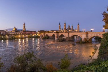 Yazın gündoğumunda Ebro nehrinin üzerindeki Zaragoza Katedrali manzarası