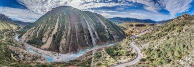 İHA panoraması Mirador de Janovas geçidi ve İspanyol Pirenesi 'ndeki Ara Nehri üzerinde gün boyunca