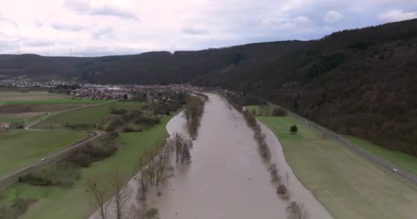 Video Drone Dari Sungai Jerman Main Selama Banjir Dengan Pohon — Stok Video