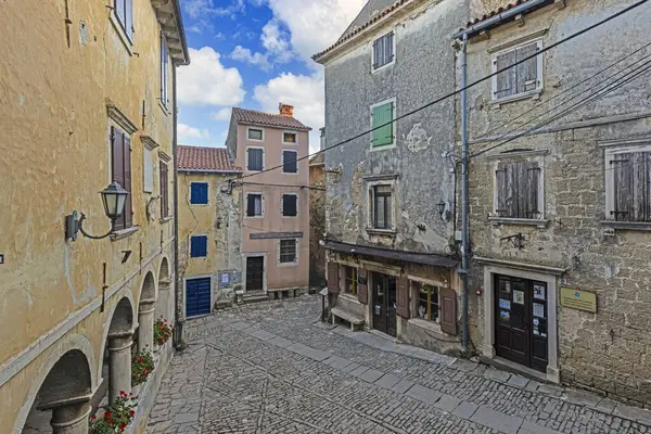 stock image Picture from the historic town of Groznjan in Istria with idyllic cobbled streets and buildings made of natural stone during the day