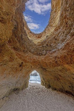 Portekiz 'in Algarve kıyısındaki Praia do Prainha' daki kayalıklar arasındaki panoramik resim yaz boyunca