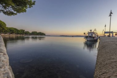 İstria 'da Fazana Limanı' nda yazın gün batımında çekilmiş bir fotoğraf.