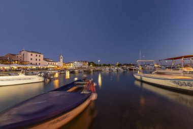 İstria 'da Fazana Limanı' nda yazın gün batımında çekilmiş bir fotoğraf.