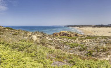 Yaz mevsiminde Portekiz 'in Atlantik kıyısındaki Bordeiras Sahili üzerinde panoramik görüntü