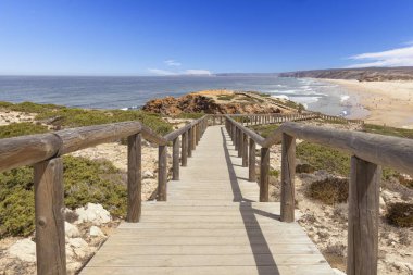 Yaz mevsiminde Portekiz 'in Atlantik kıyısındaki Bordeiras Sahili üzerinde panoramik görüntü