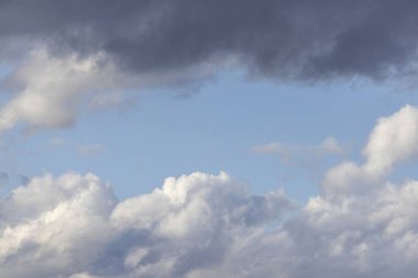 Gün ışığında gökyüzündeki kara bulutların görüntüsü