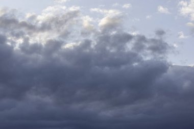 Gün ışığında gökyüzündeki kara bulutların görüntüsü